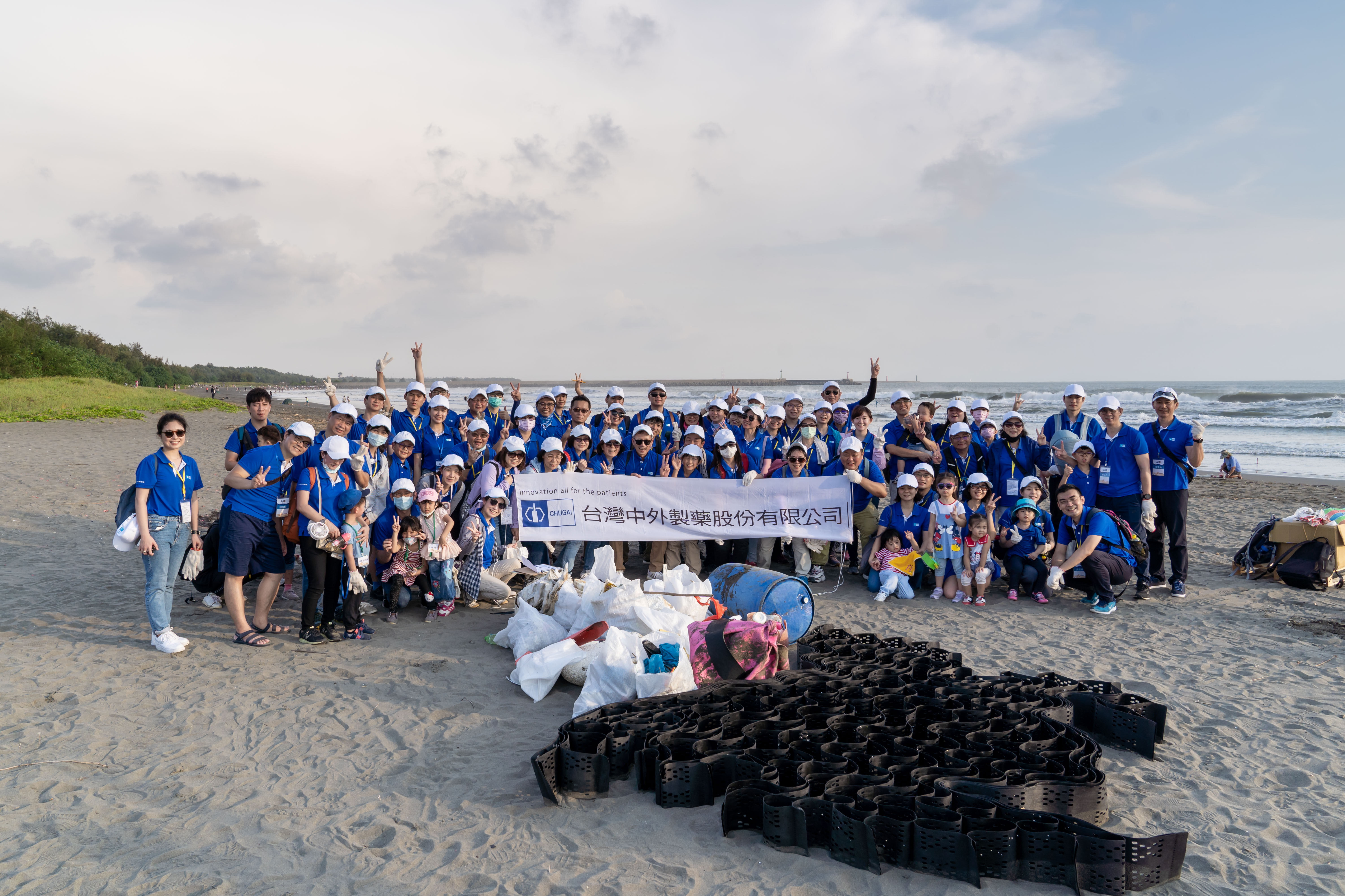 Chugai Pharma Taiwan puts high emphasis on ecological marine environment by beach cleanup