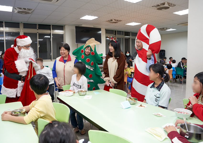 Chugai Pharma Taiwan president Henry Chen, first left, director of human resources Susan Chou, third left, present a donation of NT$320,000 during a visit to Yi-Xin Children’s Home in Yunlin County on Dec. 22.