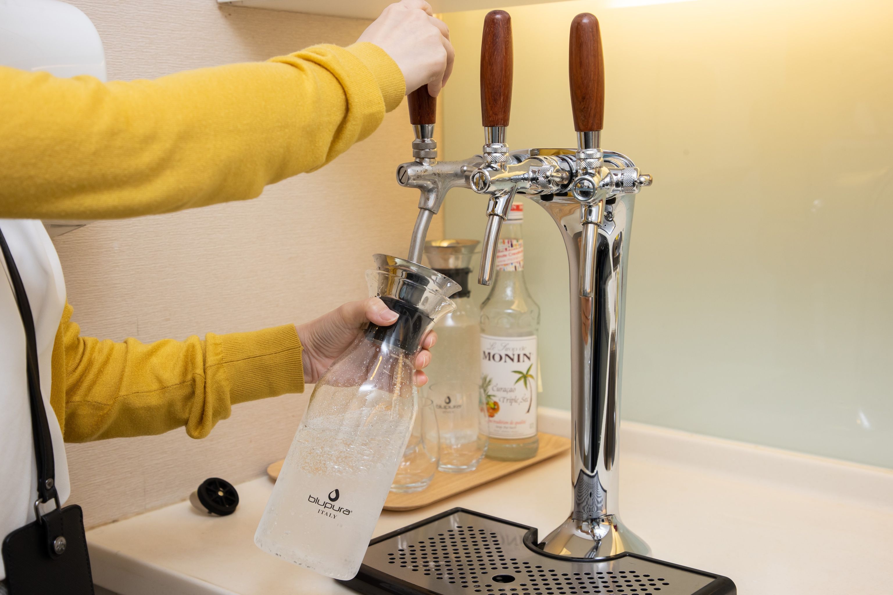 CPT receives visitors using environmentally friendly and healthy sparkling water replacing disposable plastic or paper cups.  Image: United Daily News.
