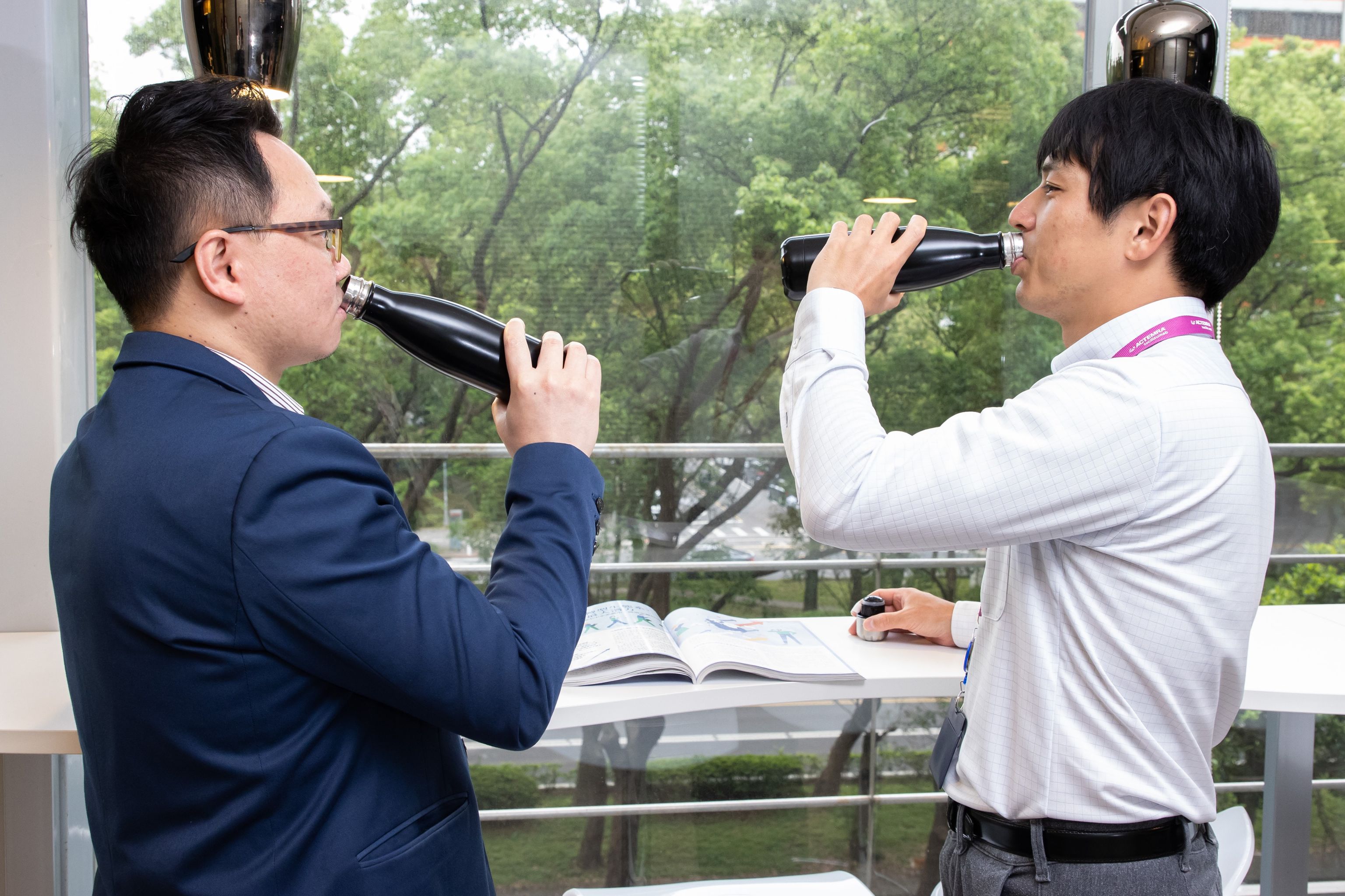 台灣中外製藥員工支持公司發起環保杯的行動，不少人習慣成自然，上班使用環保杯喝水。圖／聯合報系資料照
