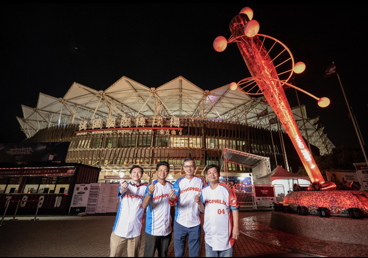 The honored guests lighting up the stadium symbol, guests from right to left are Chairman of the Hemophilia Association of Taiwan, Rui-chin, Zhou and President of CPT, Henry Chen, Deputy General Manager, Yuki Ohashi, and Senior Product Manager, Alan Lai.