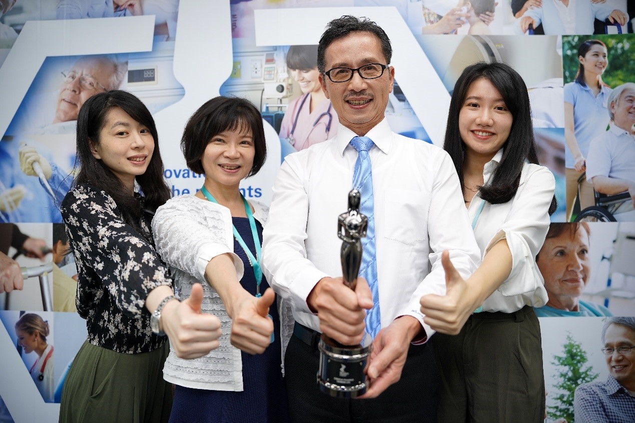 Chugai Pharma Taiwan President Henry Chen, second right, Human Resources Director Susan Chou, second left, and other staffs of Human Resources pose for photographs.