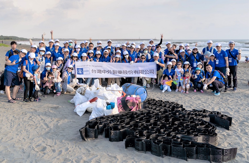 Chugai Pharma Taiwan: Tainan Taijiang National Park beach cleanup family day